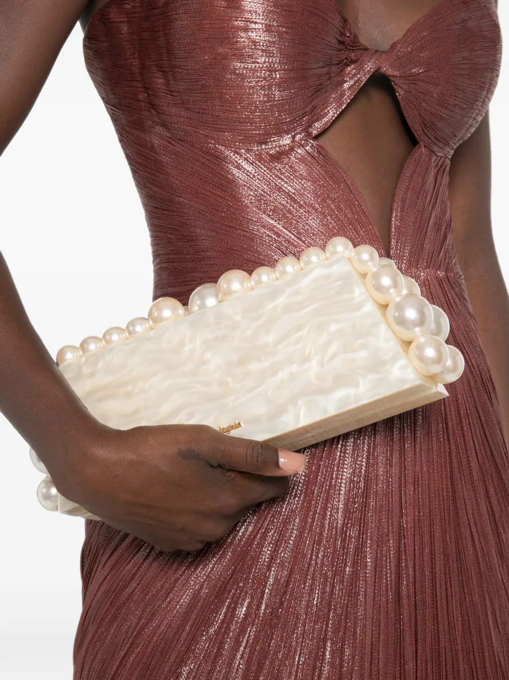Cult Gaia Eos Lungo clutch met imitatieparel en marmer Beige