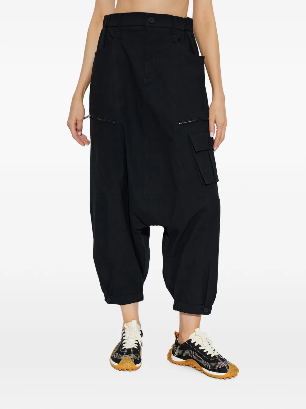 Issey Miyake Cropped cargo broek met laag kruis Zwart
