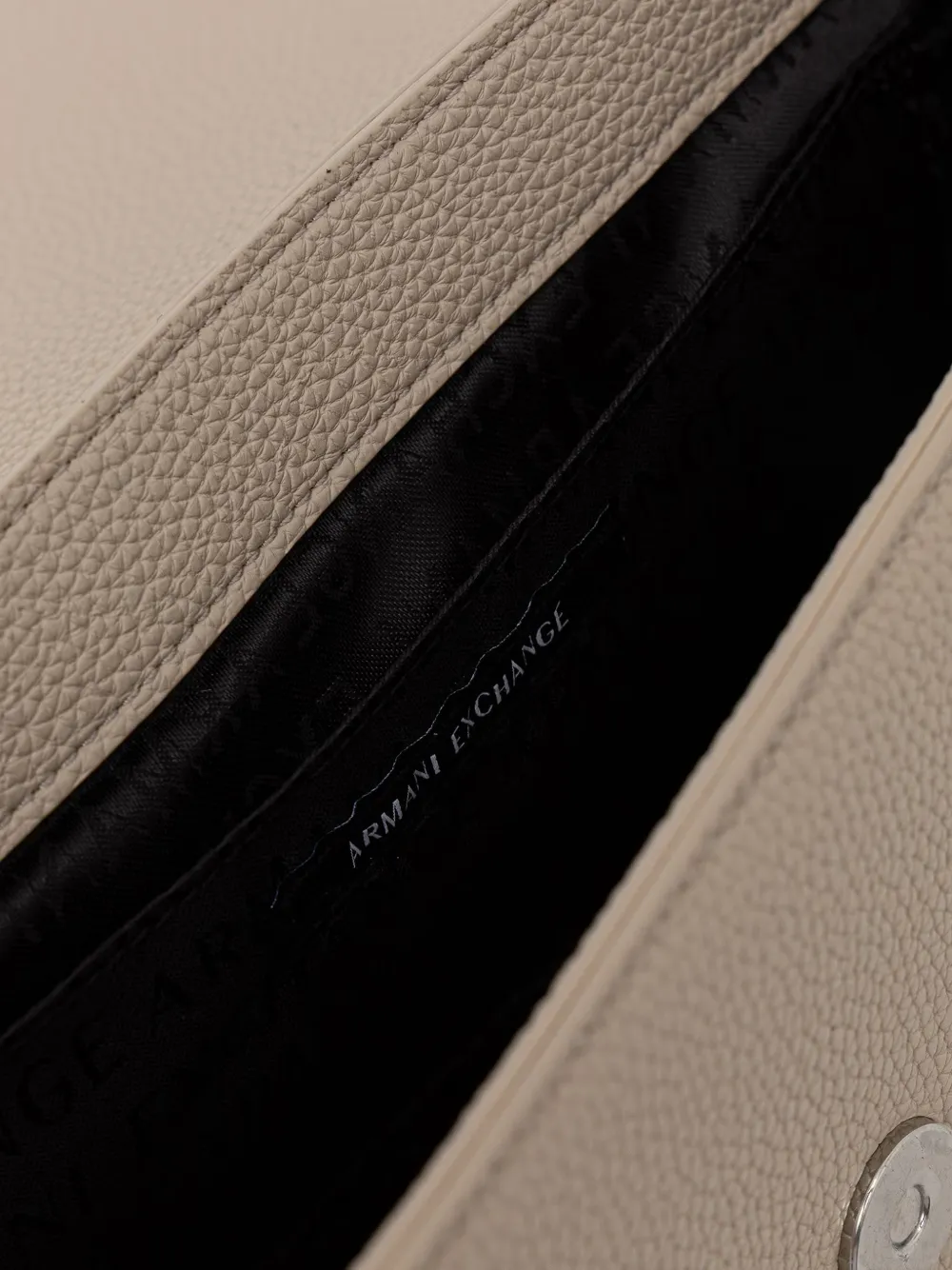Armani Exchange Bewerkte schoudertas met logoplakkaat Beige