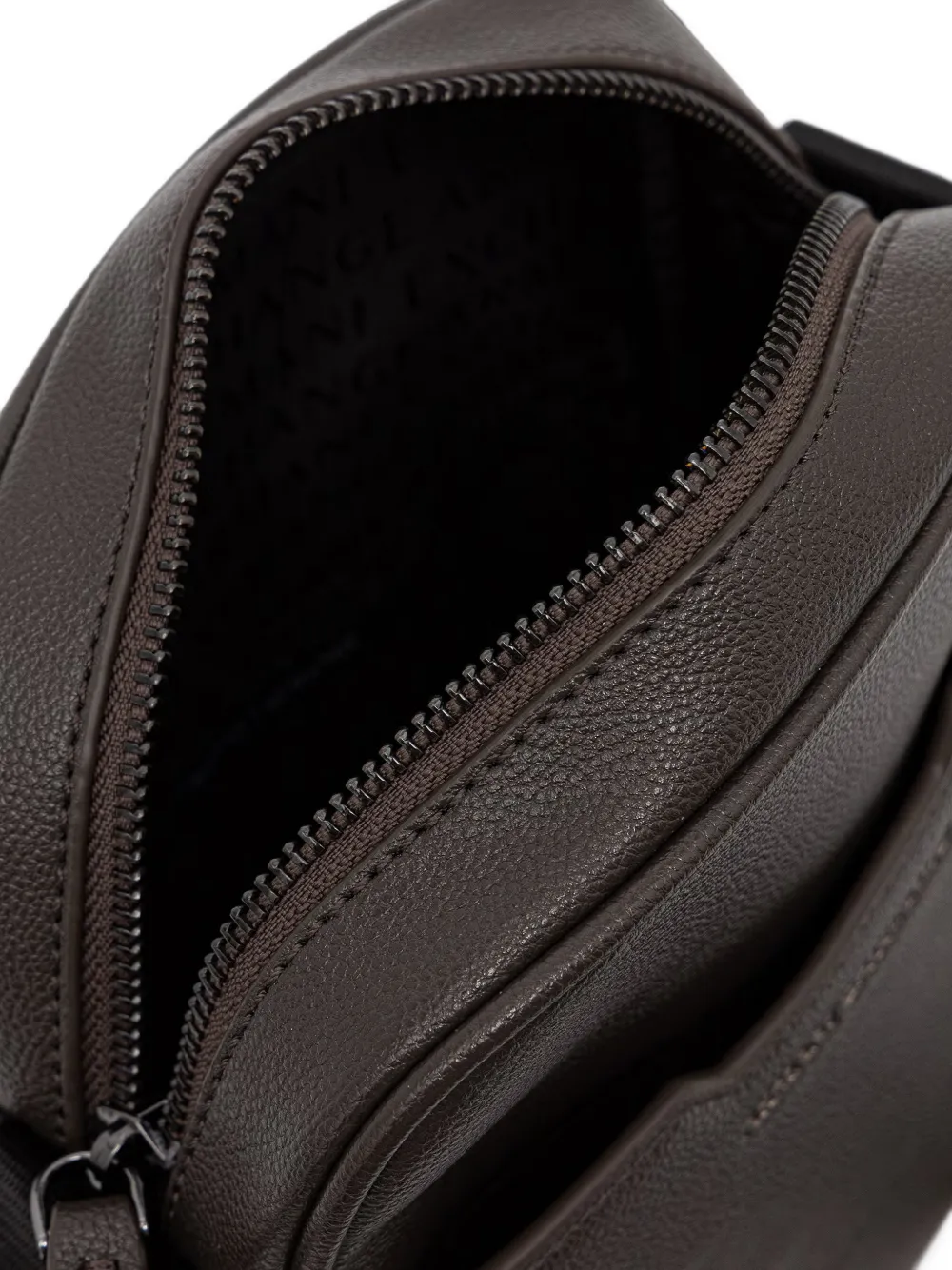 Armani Exchange Messengertas met logo-plakkaat en korreleffect Bruin