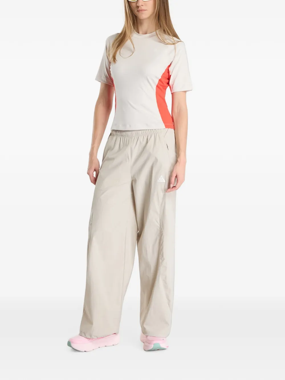 Nike Wildsee Dri-FIT T-shirt met colourblocking Beige