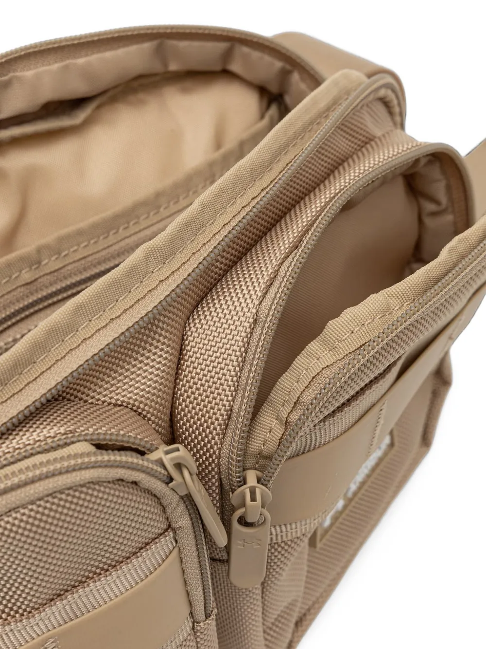 Under Armour Triumph heuptas met meerdere zakken Beige