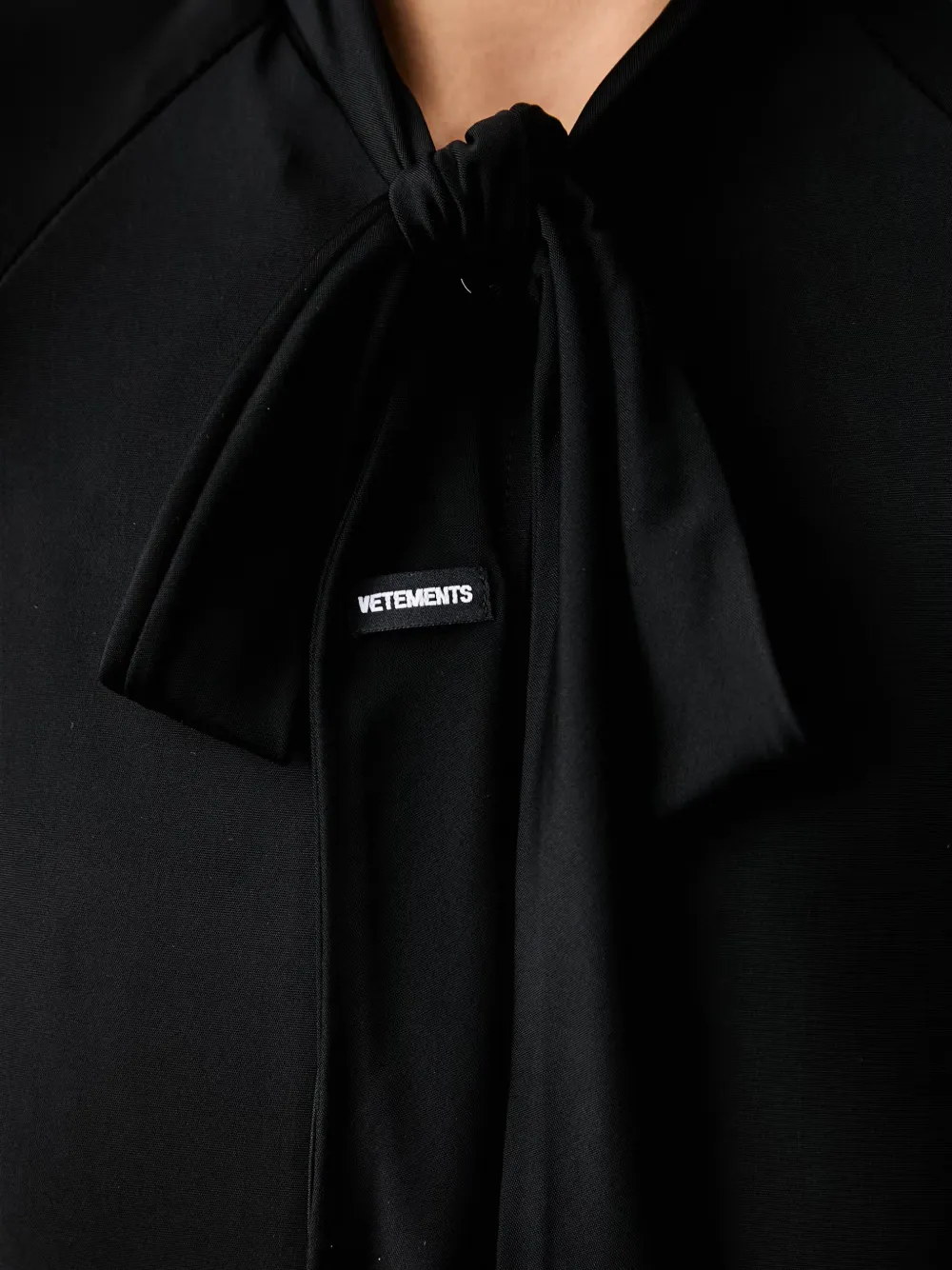 VETEMENTS Blouse met capemouwen en strik Zwart