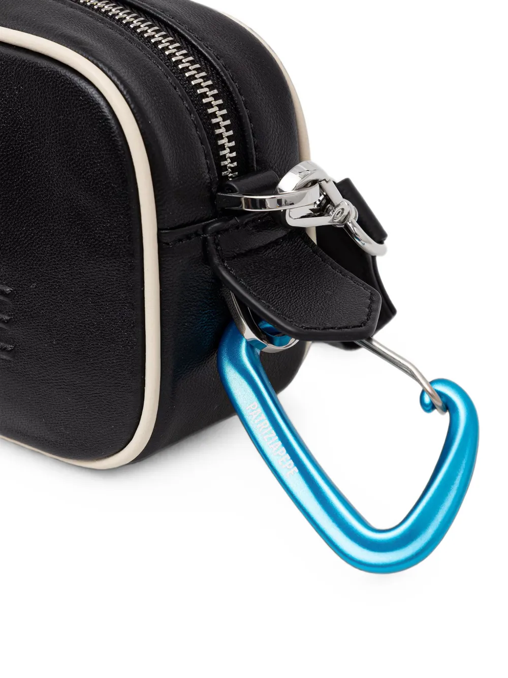 Patrizia Pepe mini logo-debossed carabiner-detail cross body bag Zwart