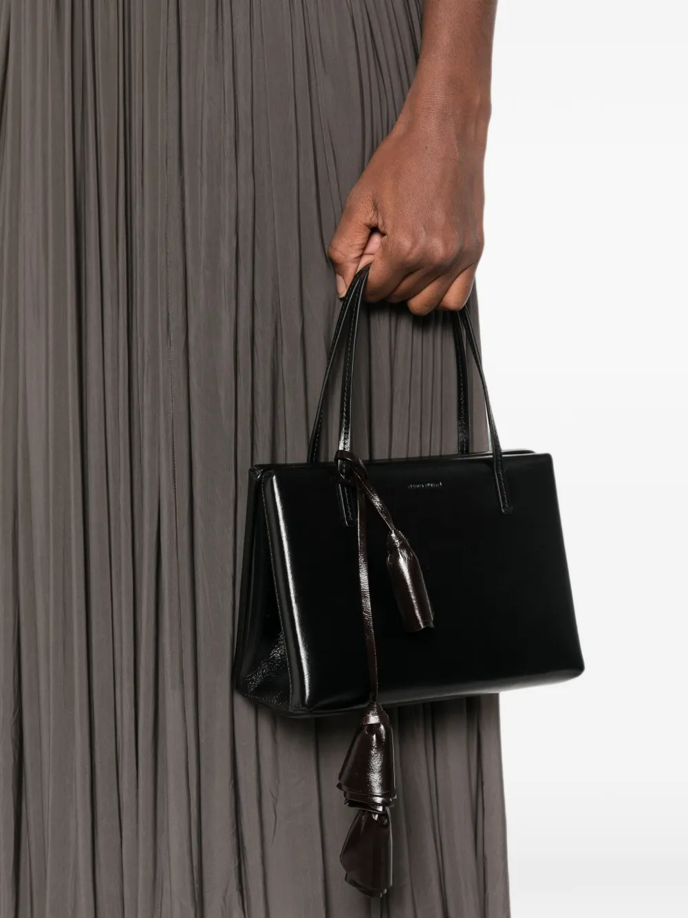 Magda Butrym Leren shopper met bloem-hanger Zwart