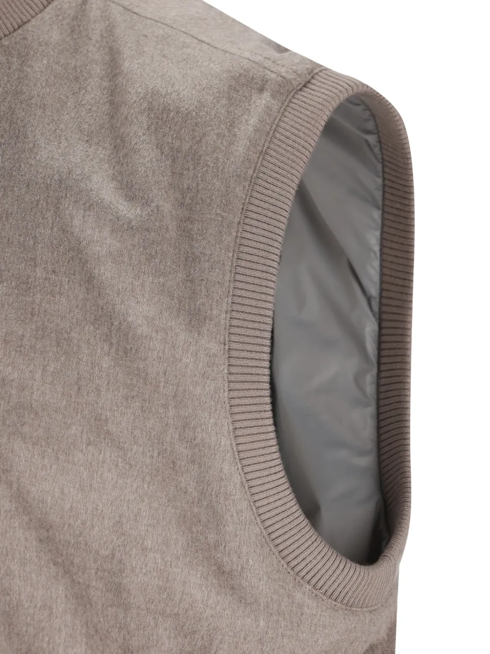 Brunello Cucinelli Bodywarmer met geribbelde afwerking en knopen Grijs