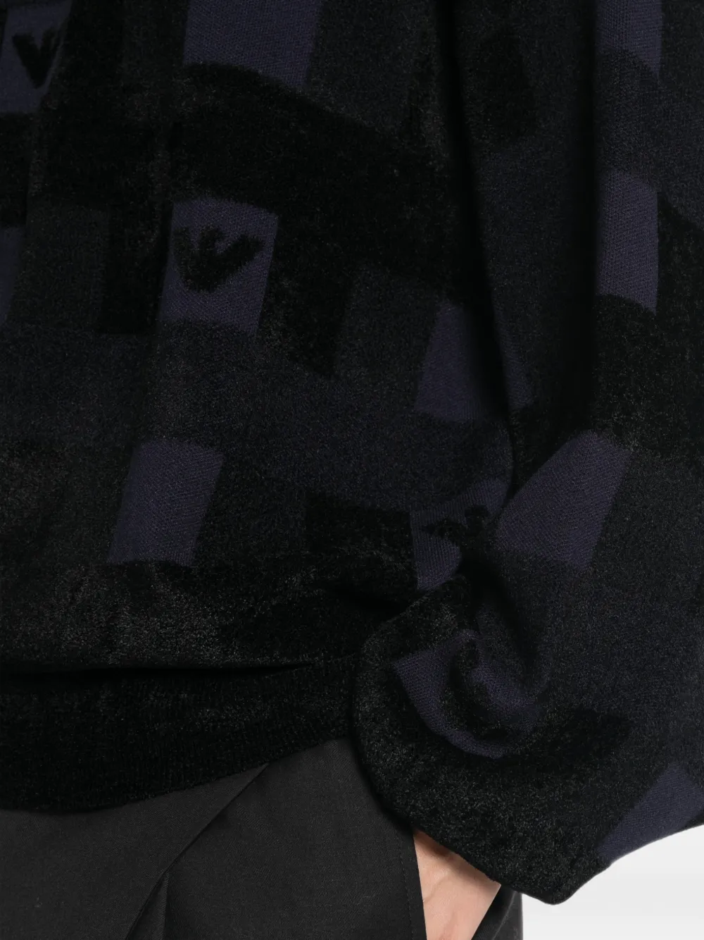 Emporio Armani logo-patterned chenille sweater Zwart