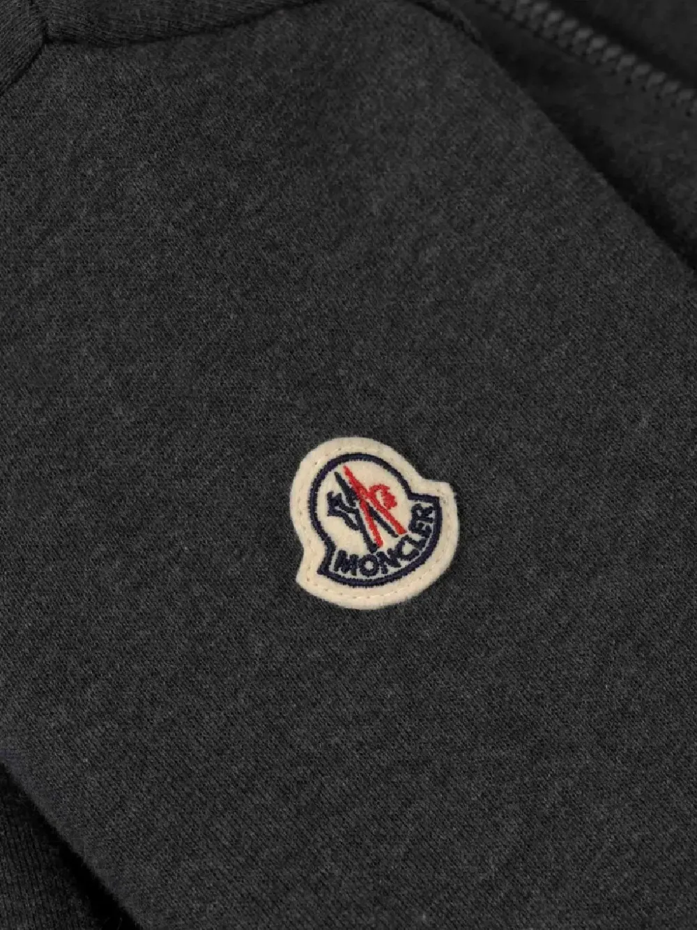 Moncler Enfant Geplooide jurk met logo-patch Grijs