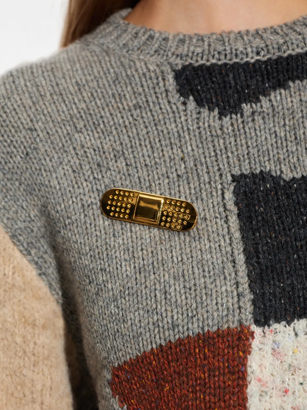 Moschino logo-engraved brooch - Oro