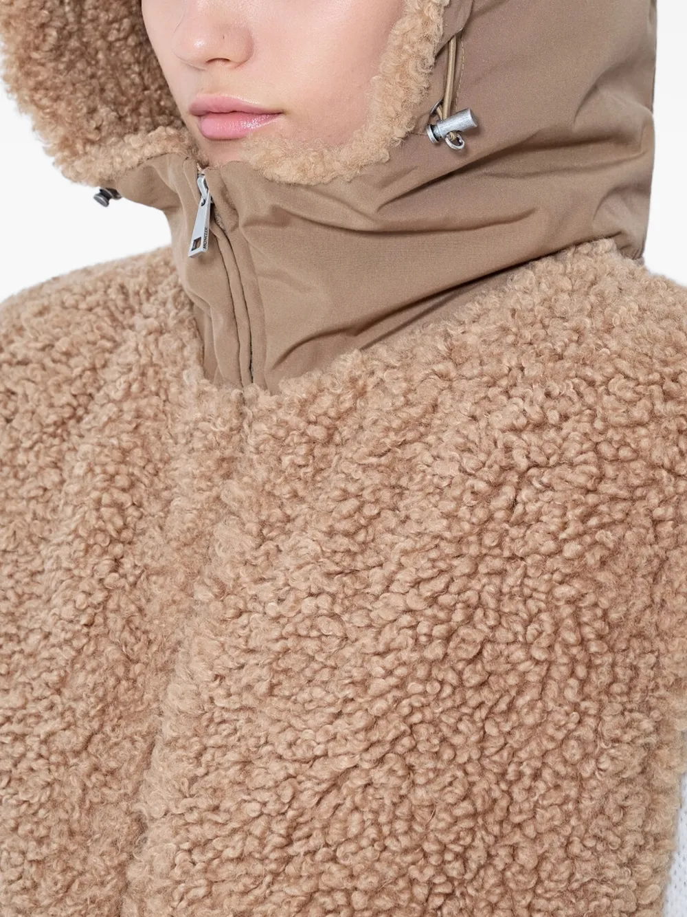 Moncler Jack met sherpa-textuur en capuchon Beige