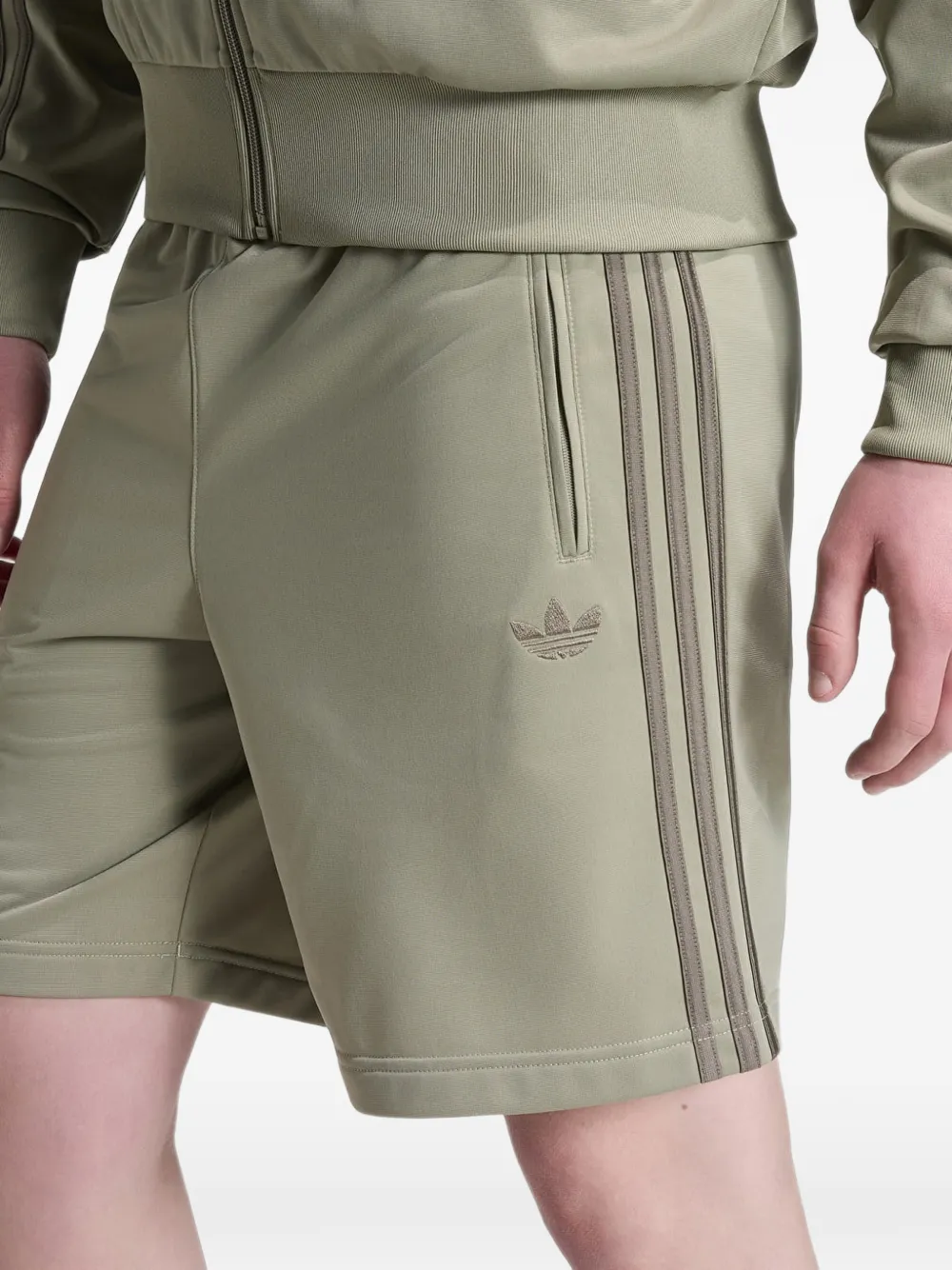 adidas Firebird side-stripe shorts Groen