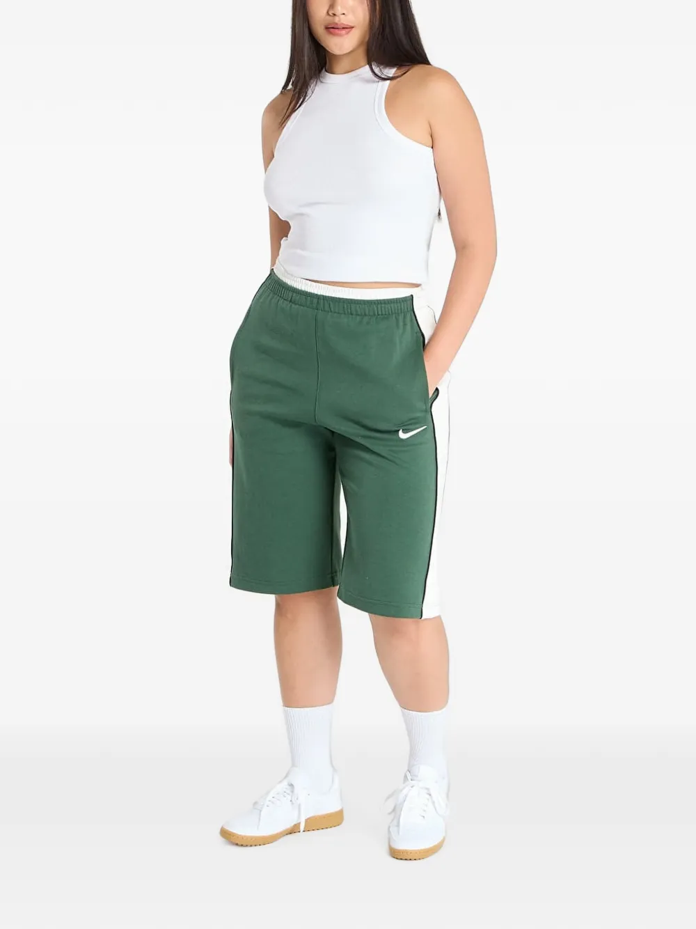 Nike logo-embroidered side-stripe shorts Groen