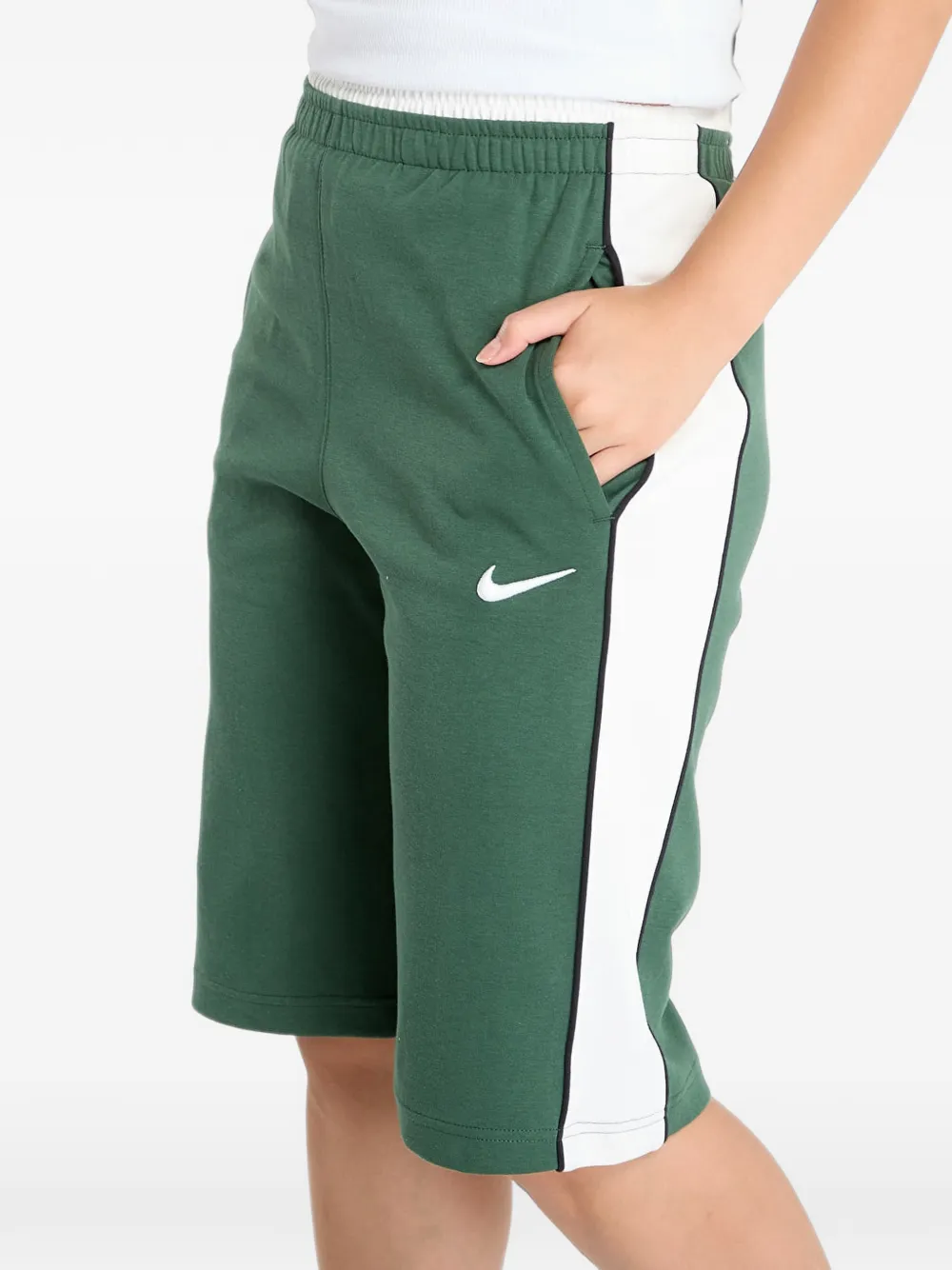Nike logo-embroidered side-stripe shorts Groen