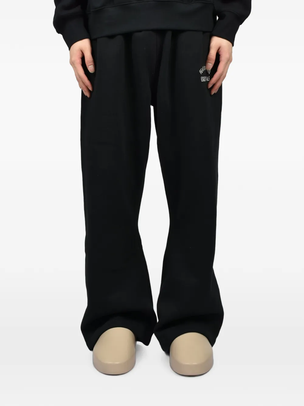ESSENTIALS Flared broek met logoprint Zwart
