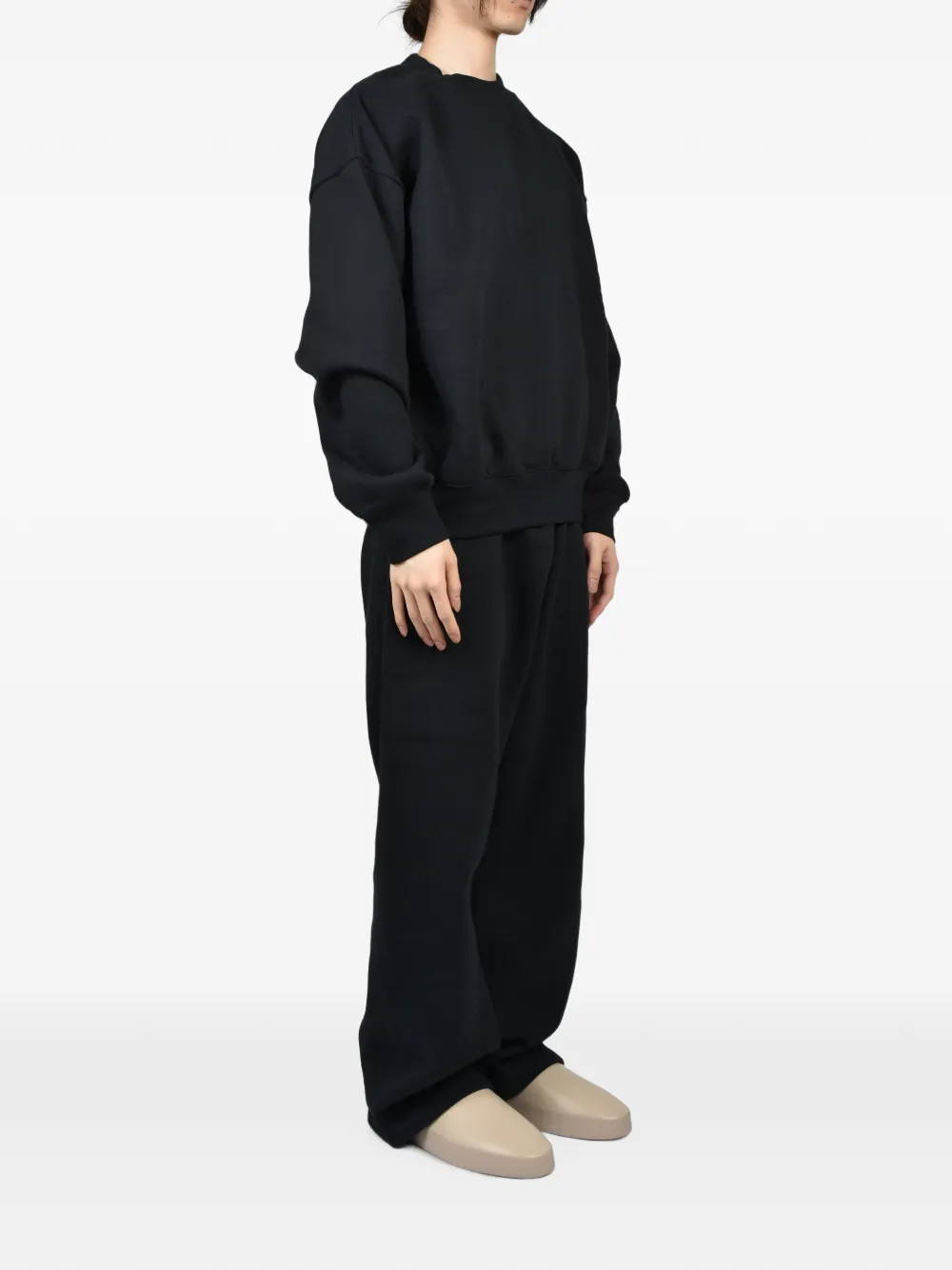ESSENTIALS Flared broek met logoprint Zwart