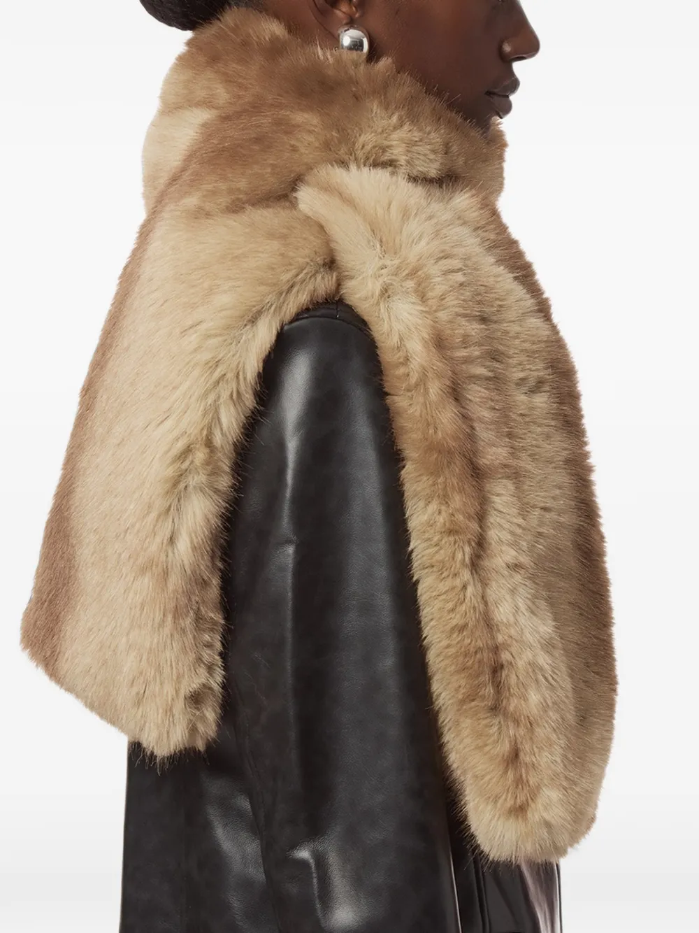 Apparis Kai sjaal van imitatiebont Beige