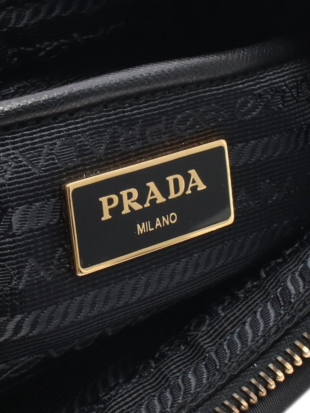 Prada Pre-Owned 2013-2026 Tessuto crossbodytas met rits en saffiano afwerking Zwart