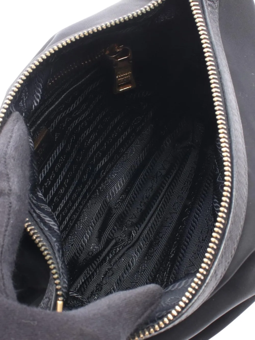 Prada Pre-Owned 2013-2026 Tessuto crossbodytas met rits en saffiano afwerking Zwart