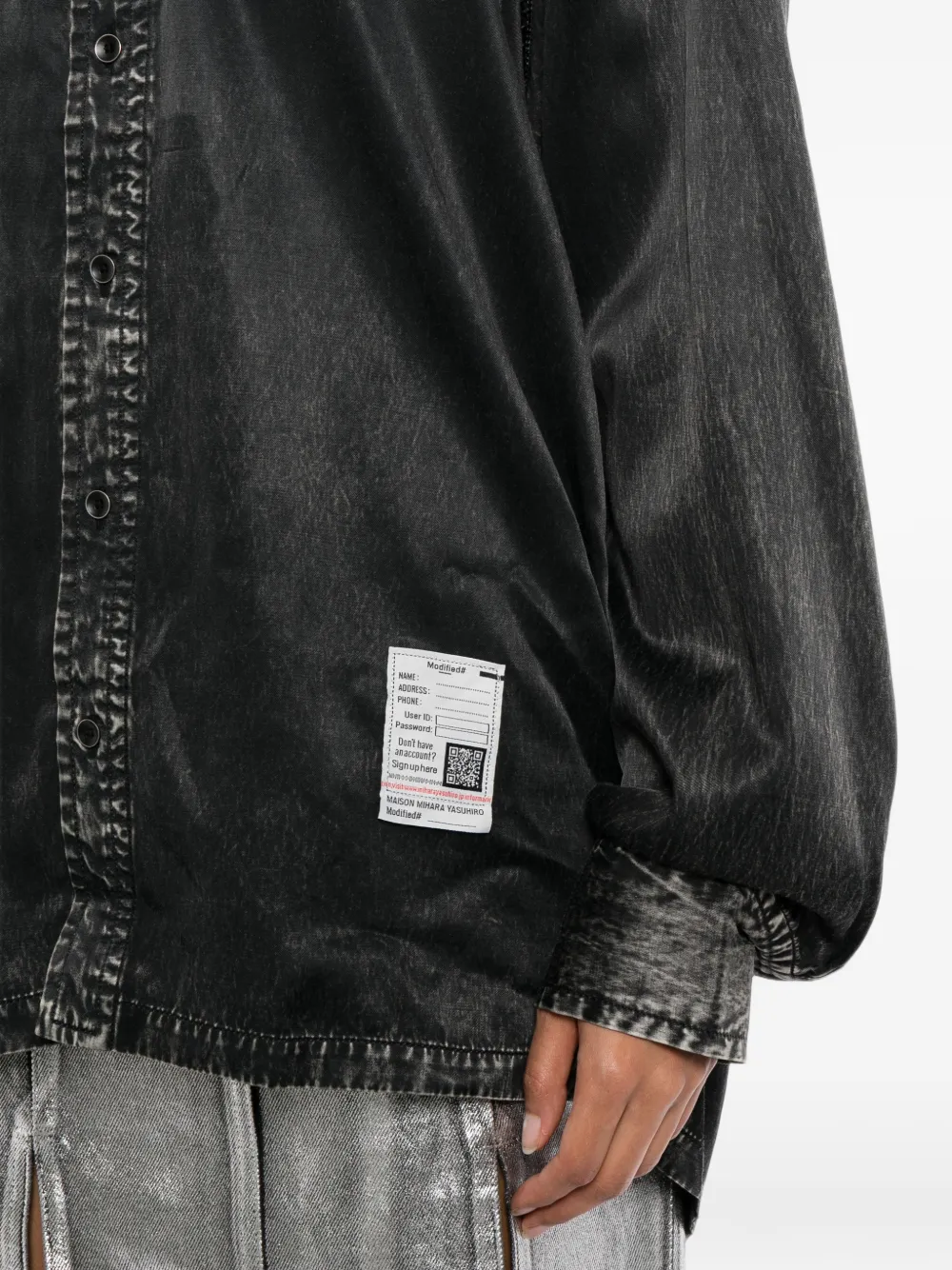 Maison MIHARA YASUHIRO acid-wash logo-patch shirt Zwart