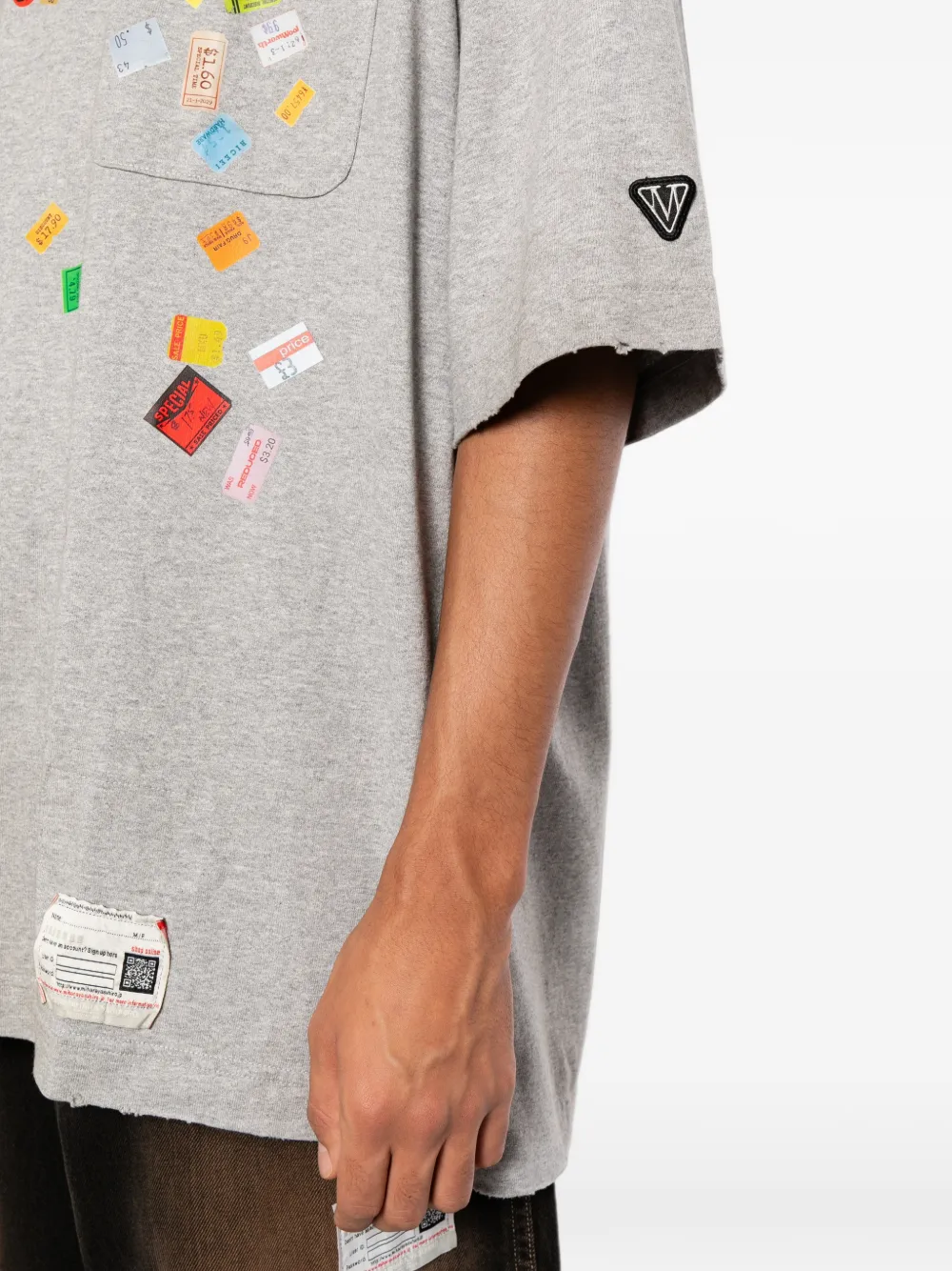 Maison MIHARA YASUHIRO T-shirt met prijskaartjes-print Grijs