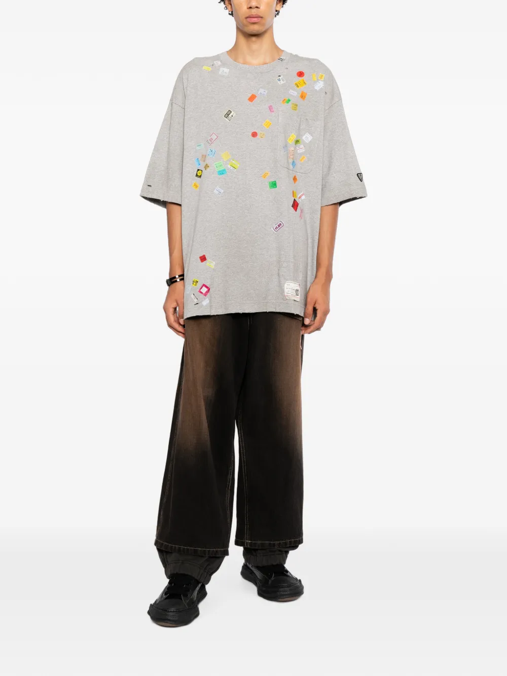 Maison MIHARA YASUHIRO T-shirt met prijskaartjes-print Grijs