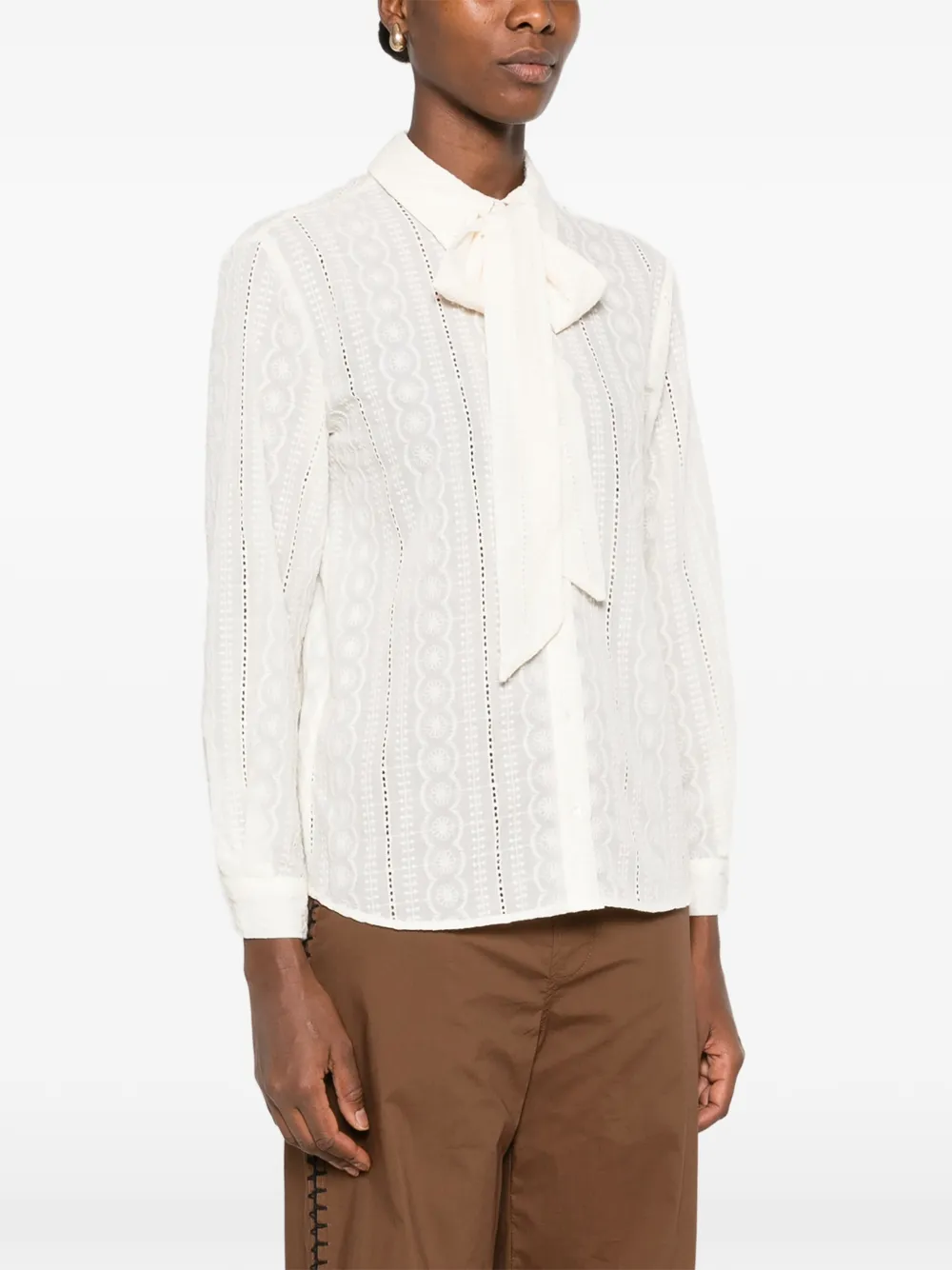 MAISON123 Broderie-anglaise blouse met strikkraag Beige