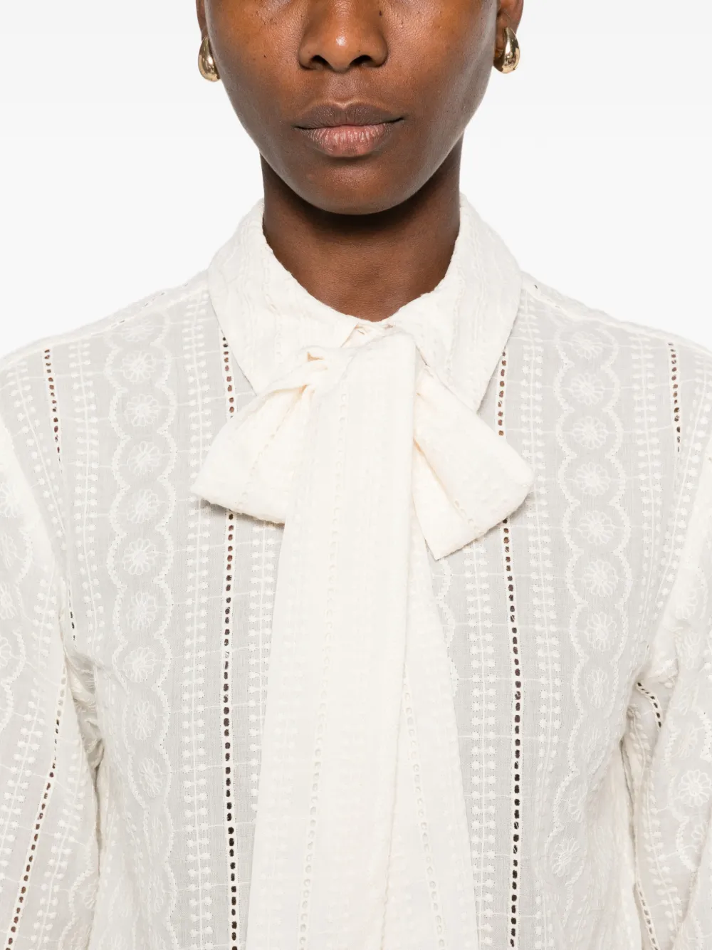 MAISON123 Broderie-anglaise blouse met strikkraag Beige