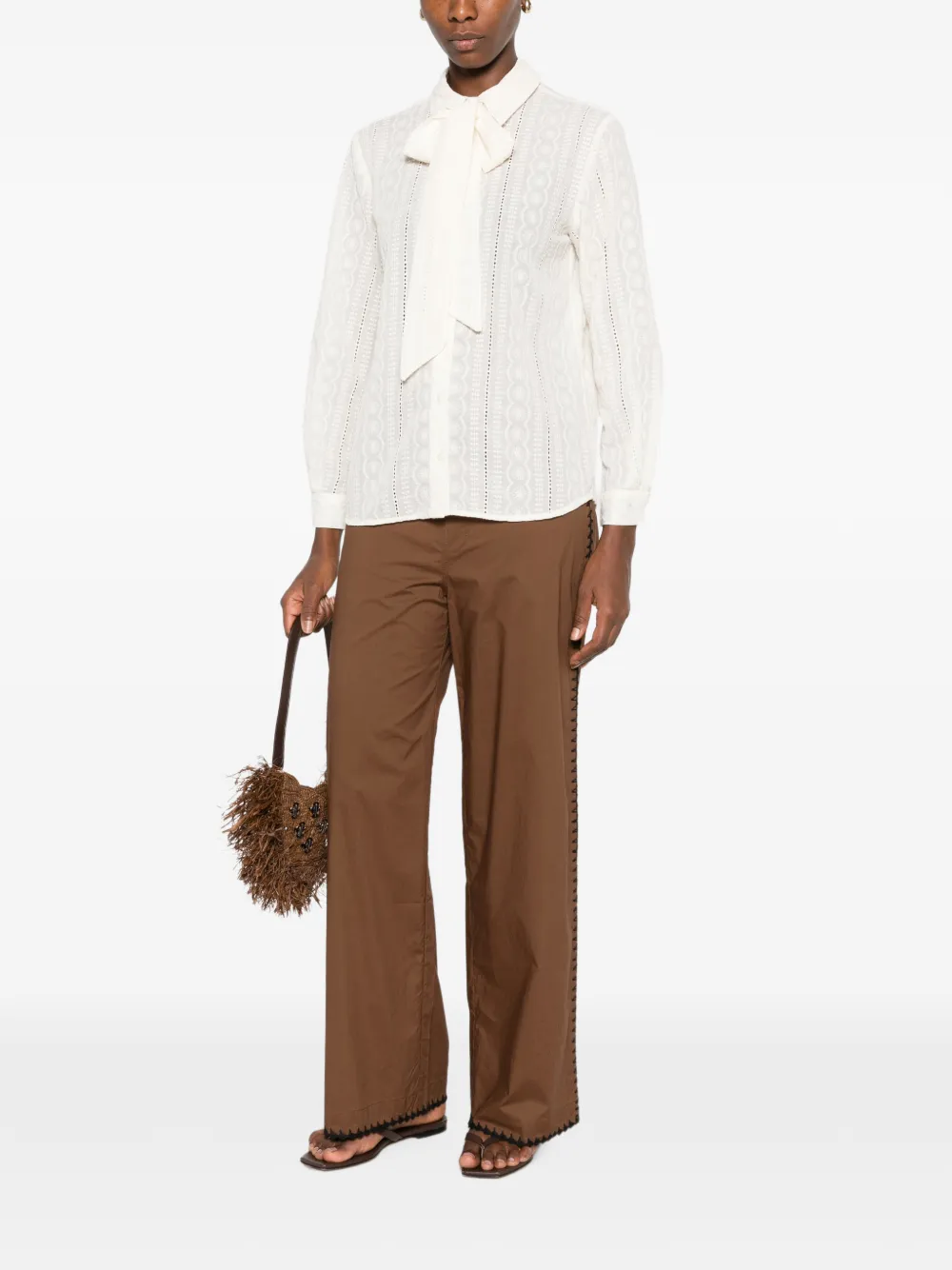 MAISON123 Broderie-anglaise blouse met strikkraag Beige