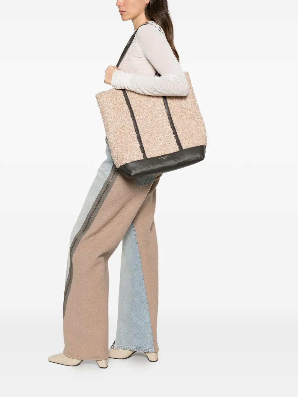 Maison Kitsuné Schoudertas van imitatielamswol met leren afwerking Beige