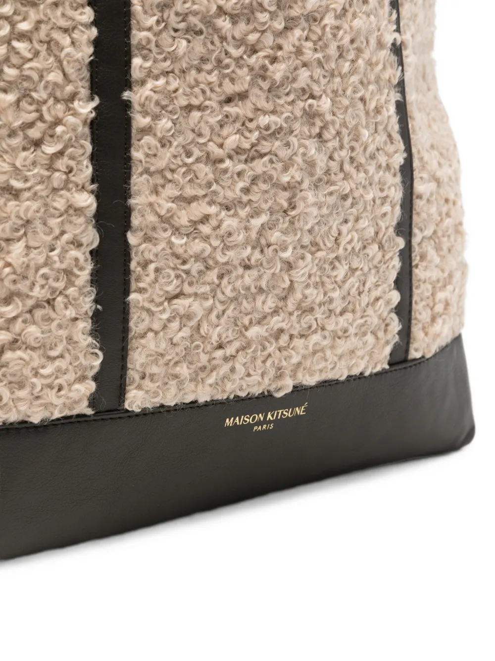 Maison Kitsuné Schoudertas van imitatielamswol met leren afwerking Beige