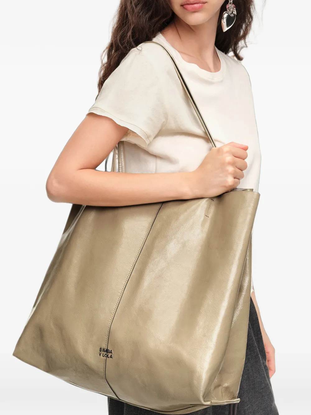 BIMBA Y LOLA Shiny Sage leren maxi-shopper Beige