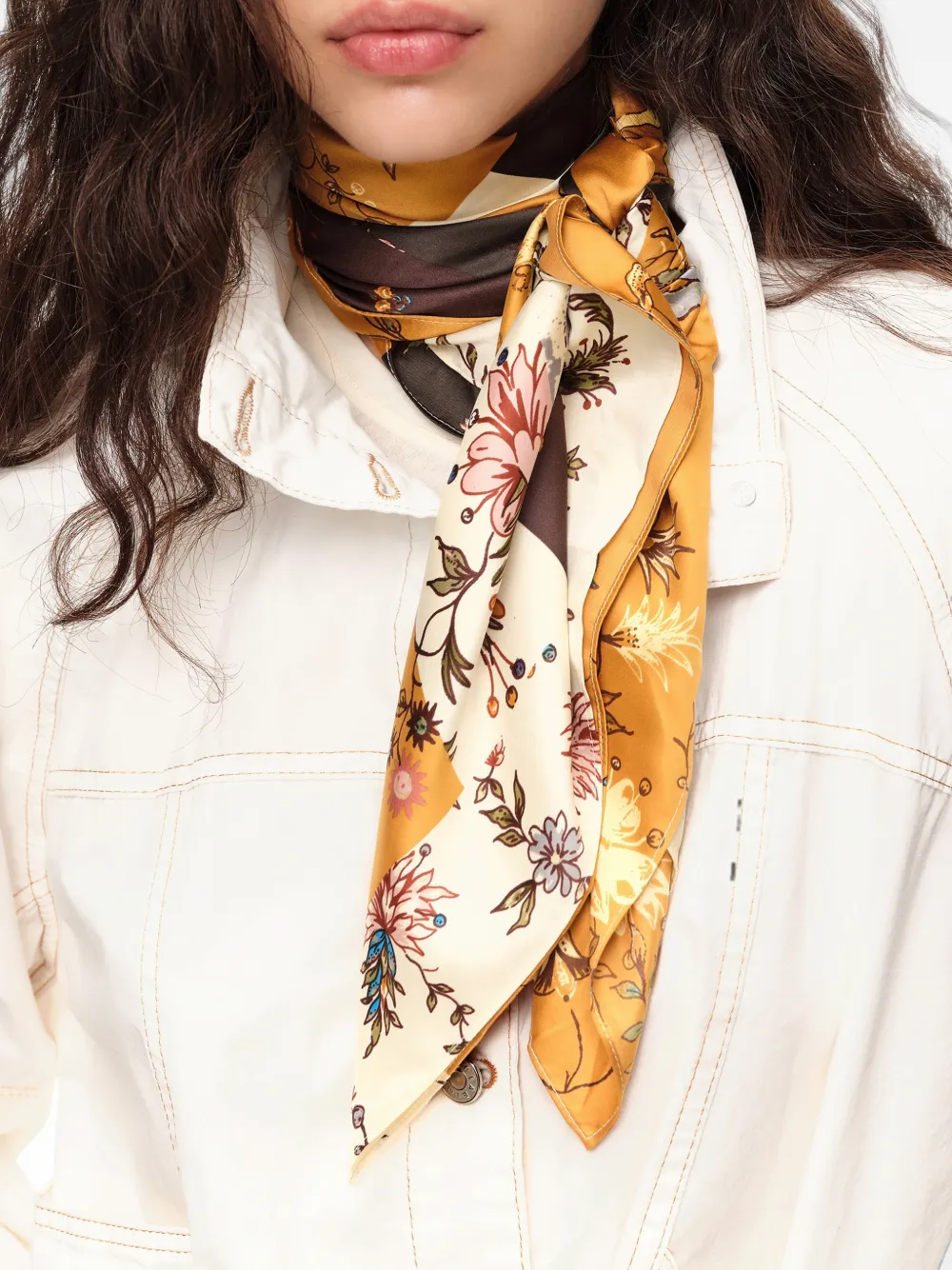 BIMBA Y LOLA Ocher sjaal met patchwork en bloemen Beige