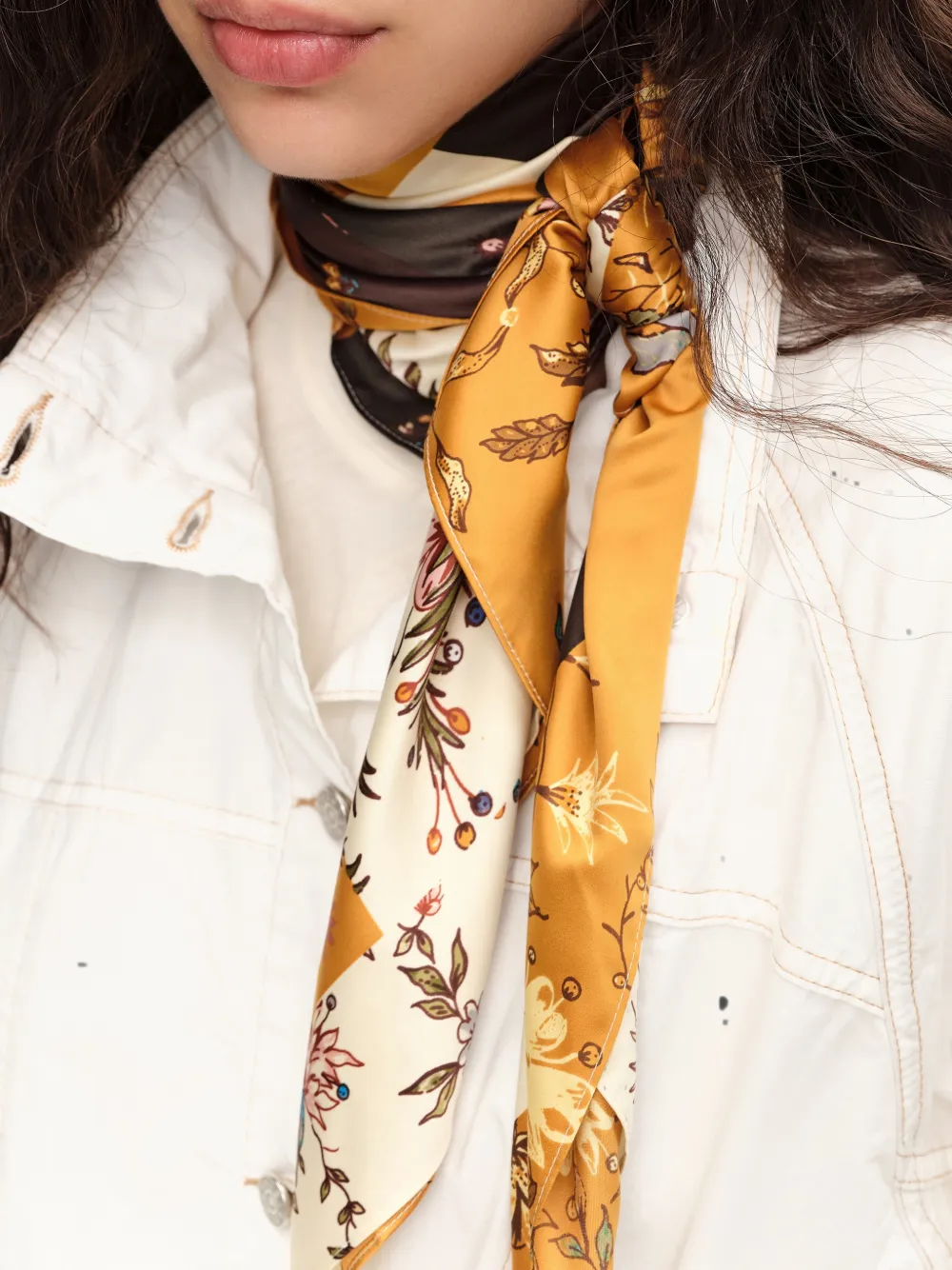 BIMBA Y LOLA Ocher sjaal met patchwork en bloemen Beige