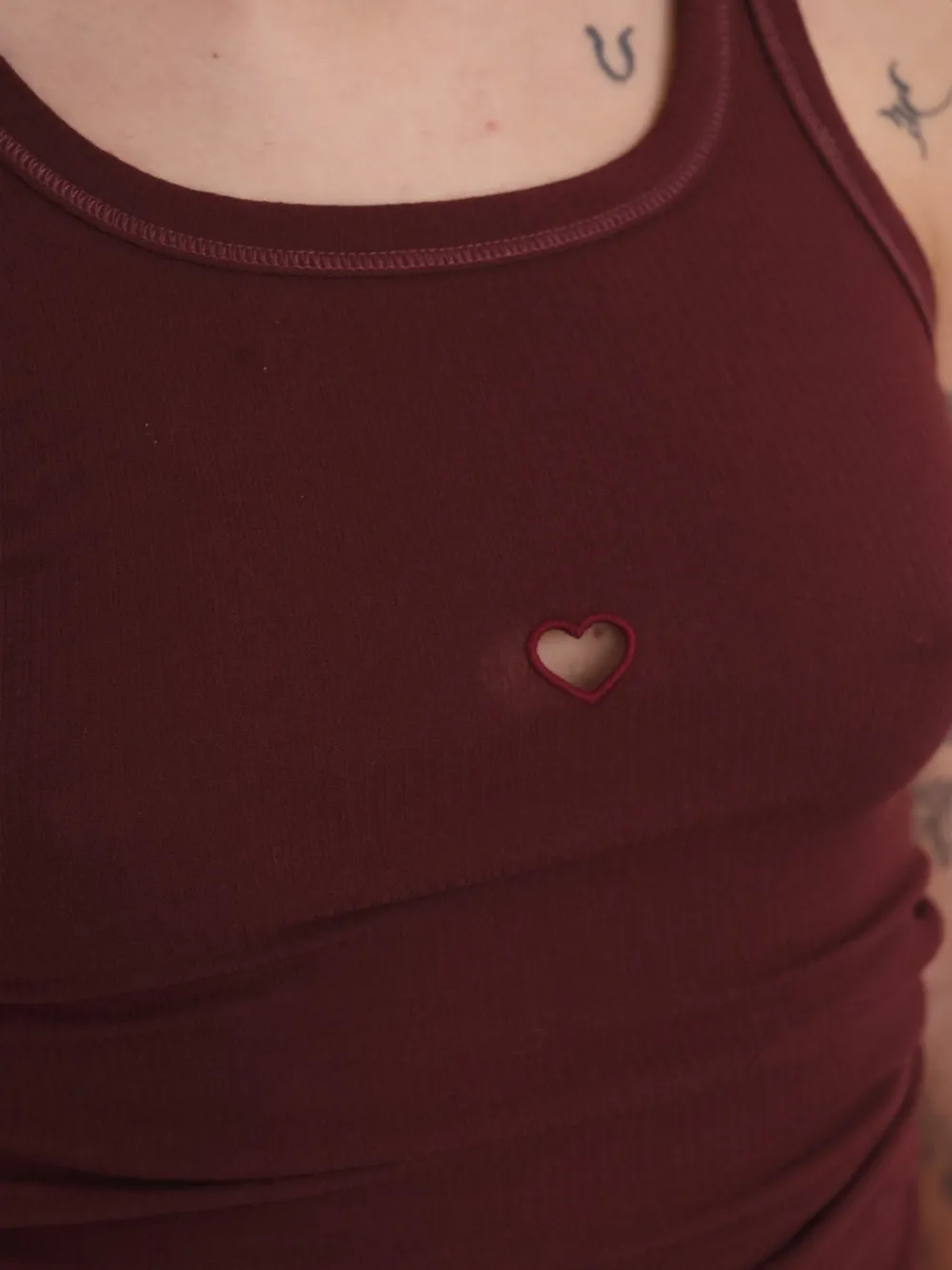 Baserange Geribbelde tanktop met uitgesneden hart Rood