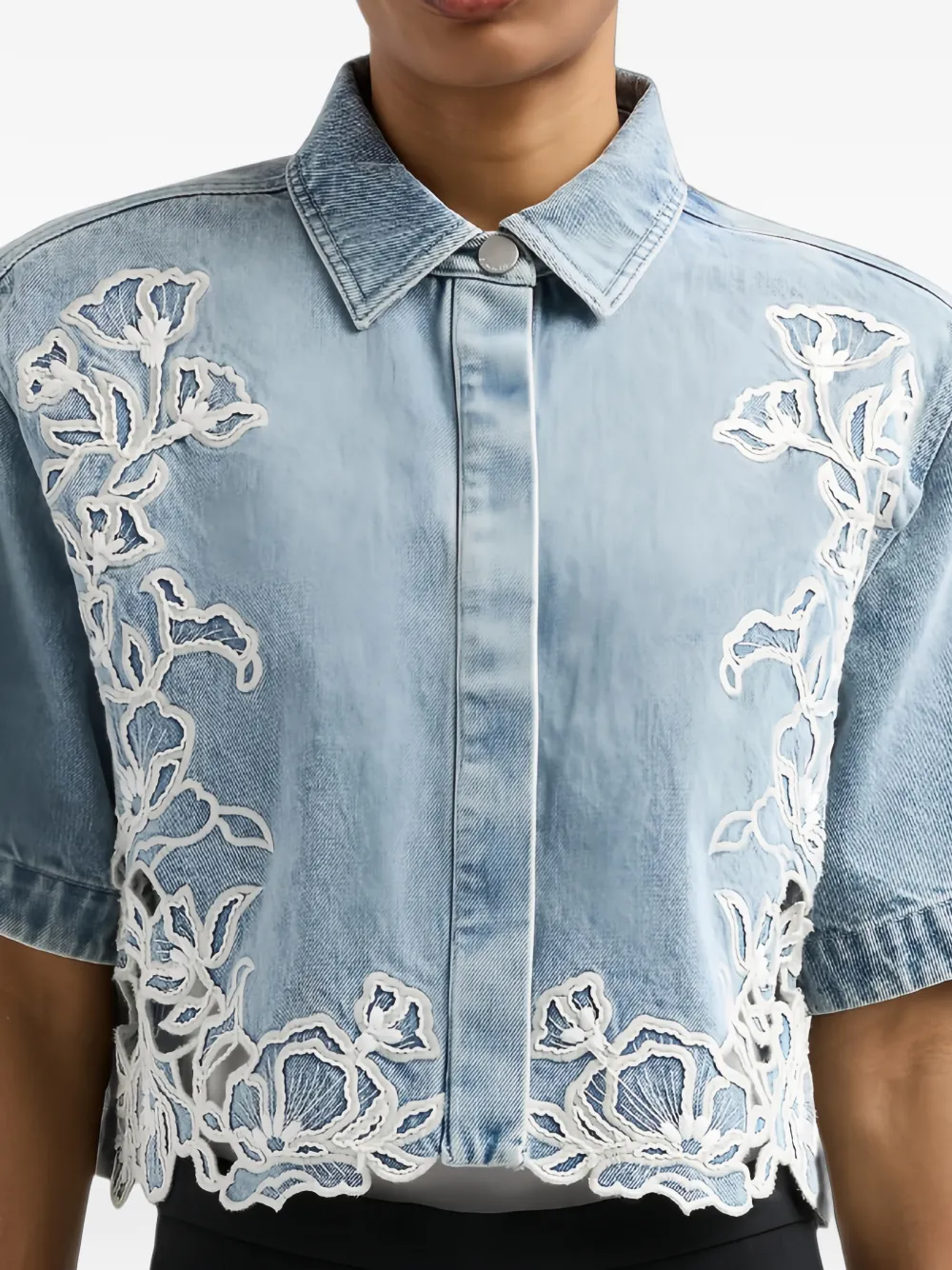 SIMKHAI Albaine cropped denim blouse met borduurwerk Blauw