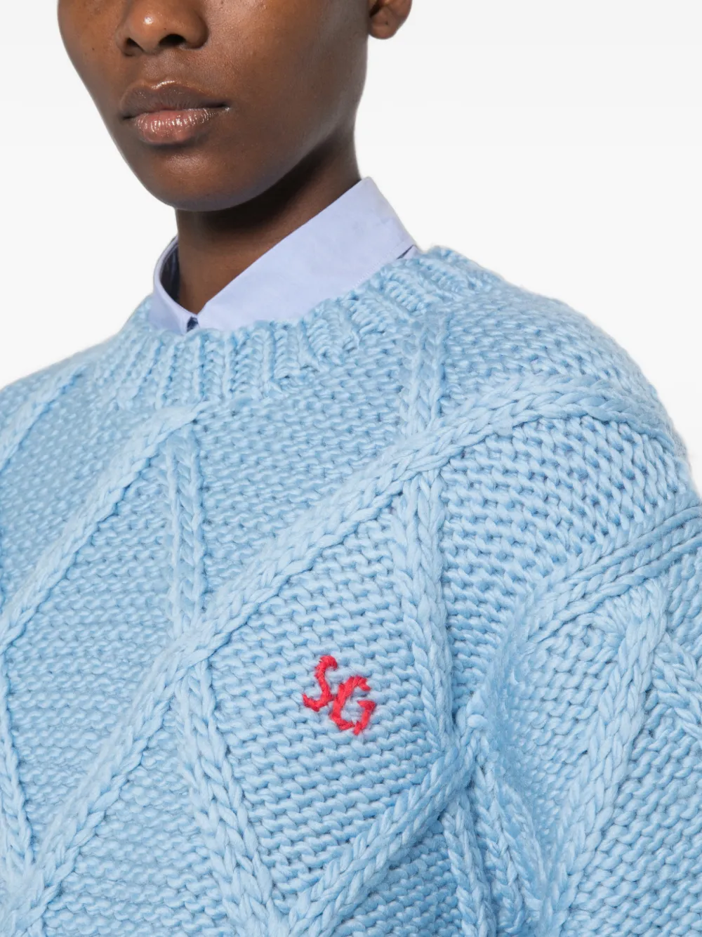 Stine Goya Kabelgebreide trui met geborduurd logo Blauw
