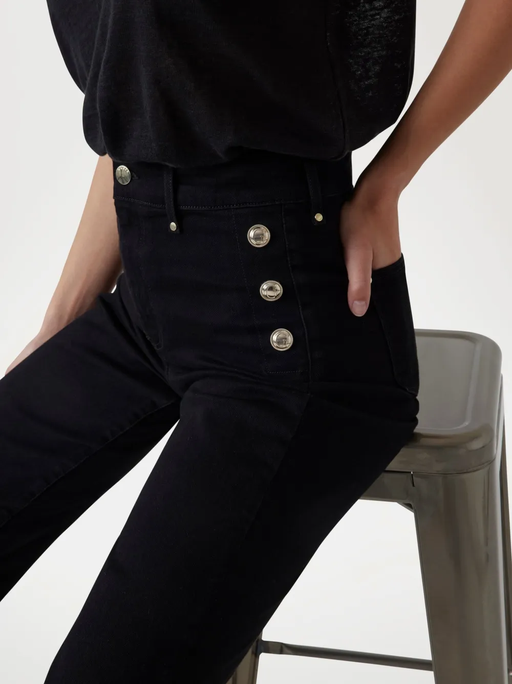 GUESS USA New Faye flared jeans verfraaid met knopen Zwart