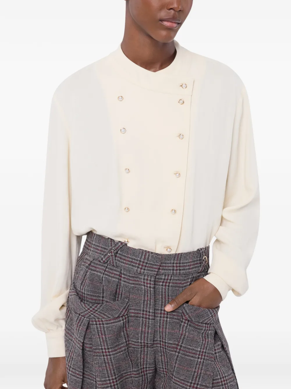Rabanne Beige crêpe blouse met parel-geïnspireerde sieradenknopen