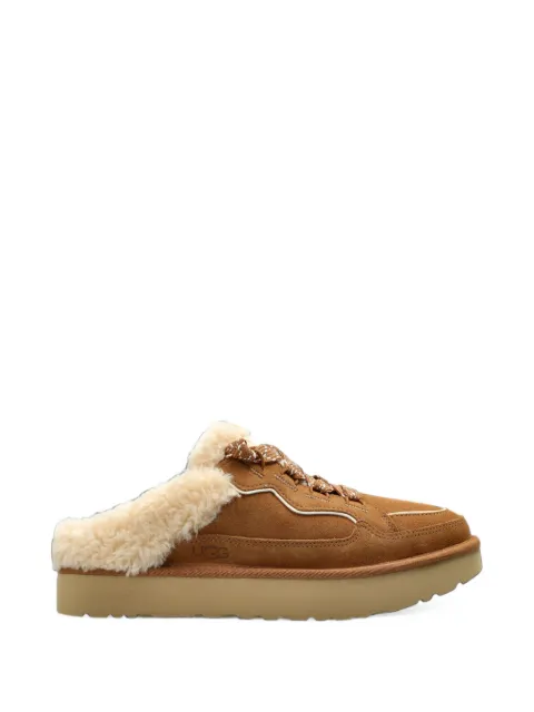 UGG slippers Lowmel con ribete de piel de borrego