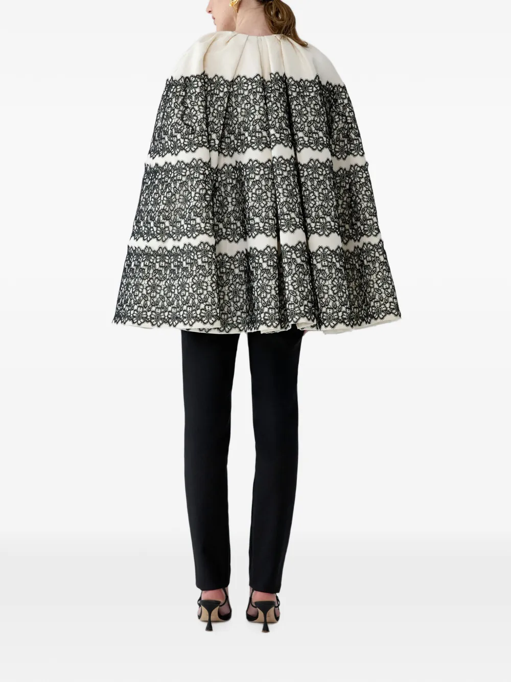 Carolina Herrera Cape met kanten afwerking Beige