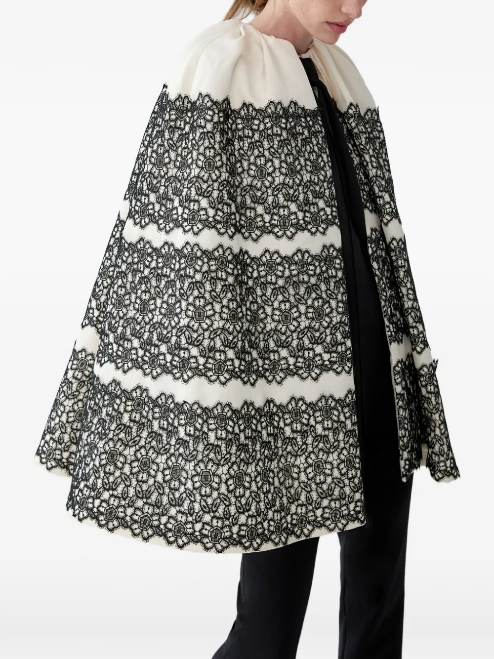 Carolina Herrera Cape met kanten afwerking Beige