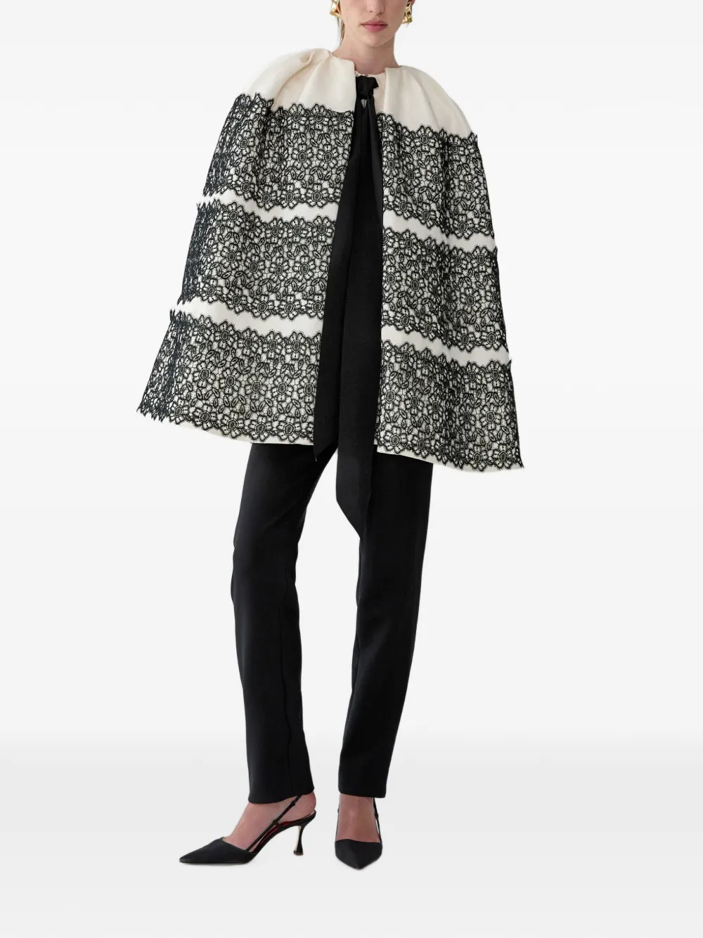 Carolina Herrera Cape met kanten afwerking Beige