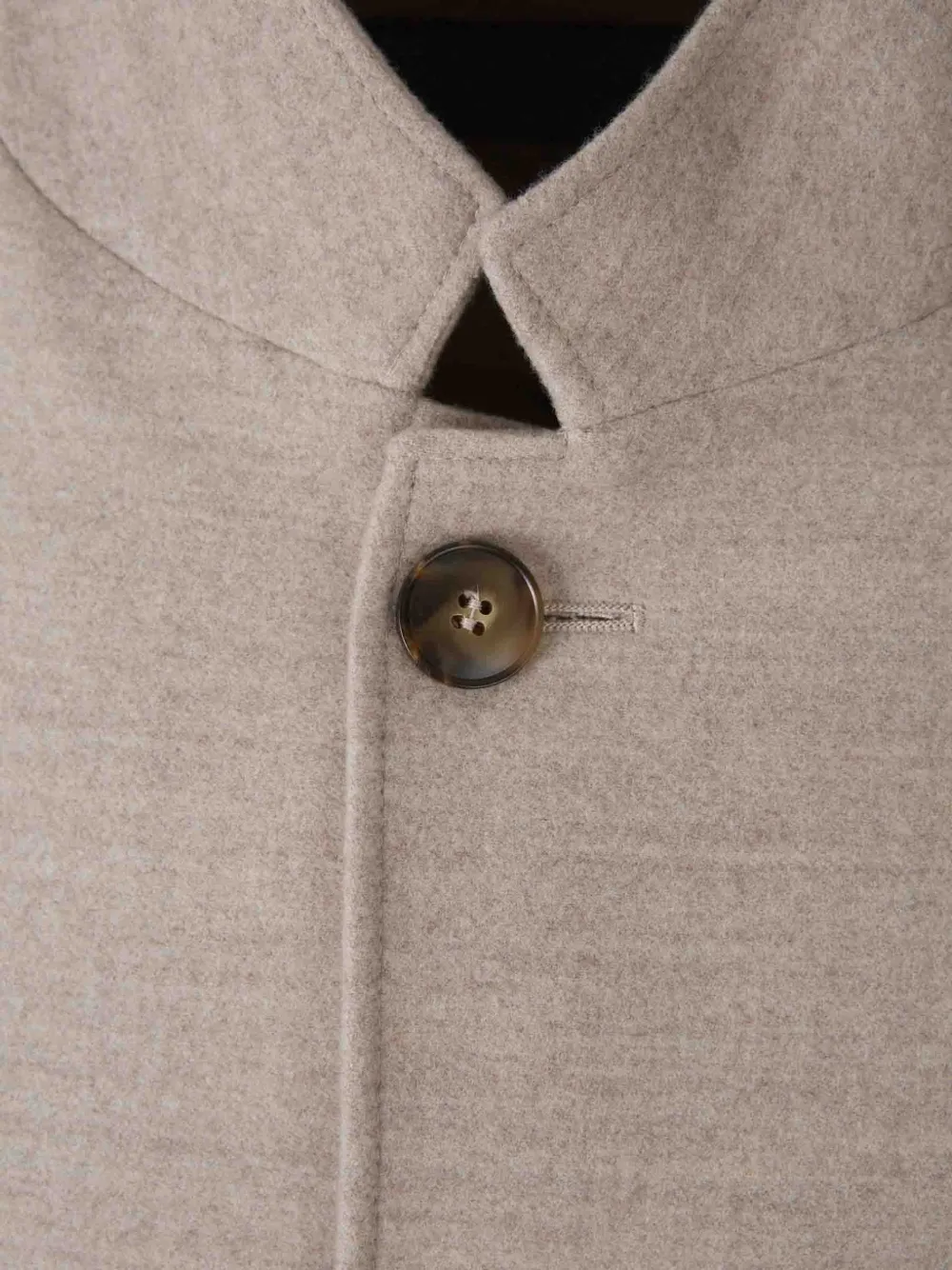Canali Jack met opgestikte zak en hoge hals Beige