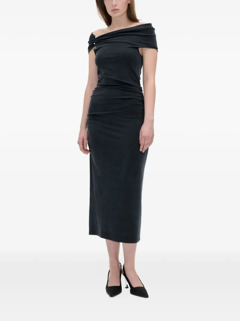 Stine Goya off-shoulder ruched midi dress Zwart