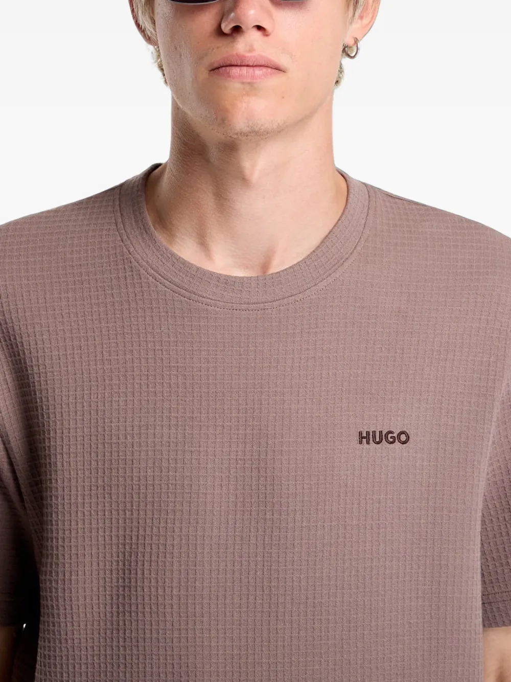 HUGO Austin wafelgebreid katoenen T-shirt met logo-patch Bruin