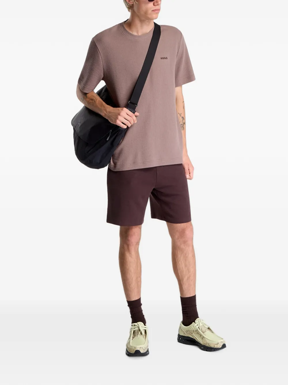 HUGO Austin wafelgebreid katoenen T-shirt met logo-patch Bruin