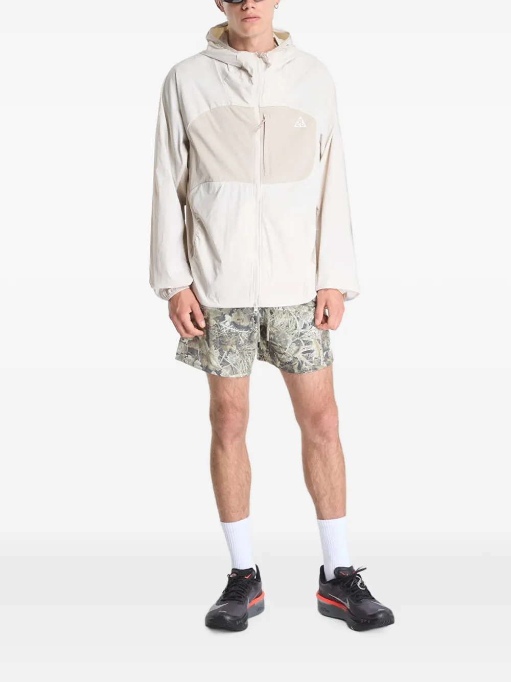 Nike ACG leaf-print shorts Groen