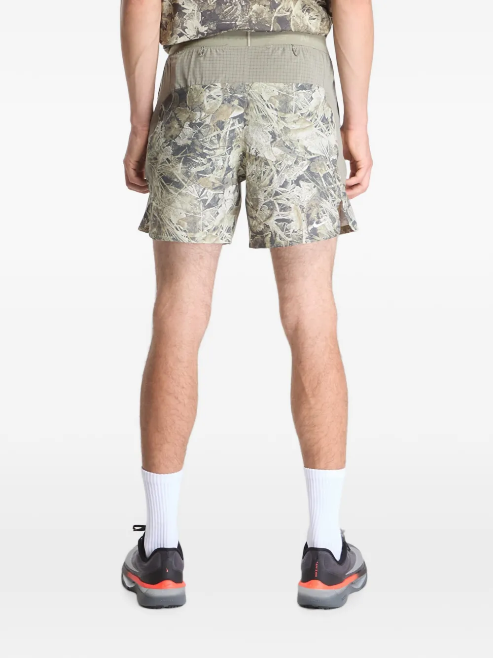 Nike ACG leaf-print shorts Groen
