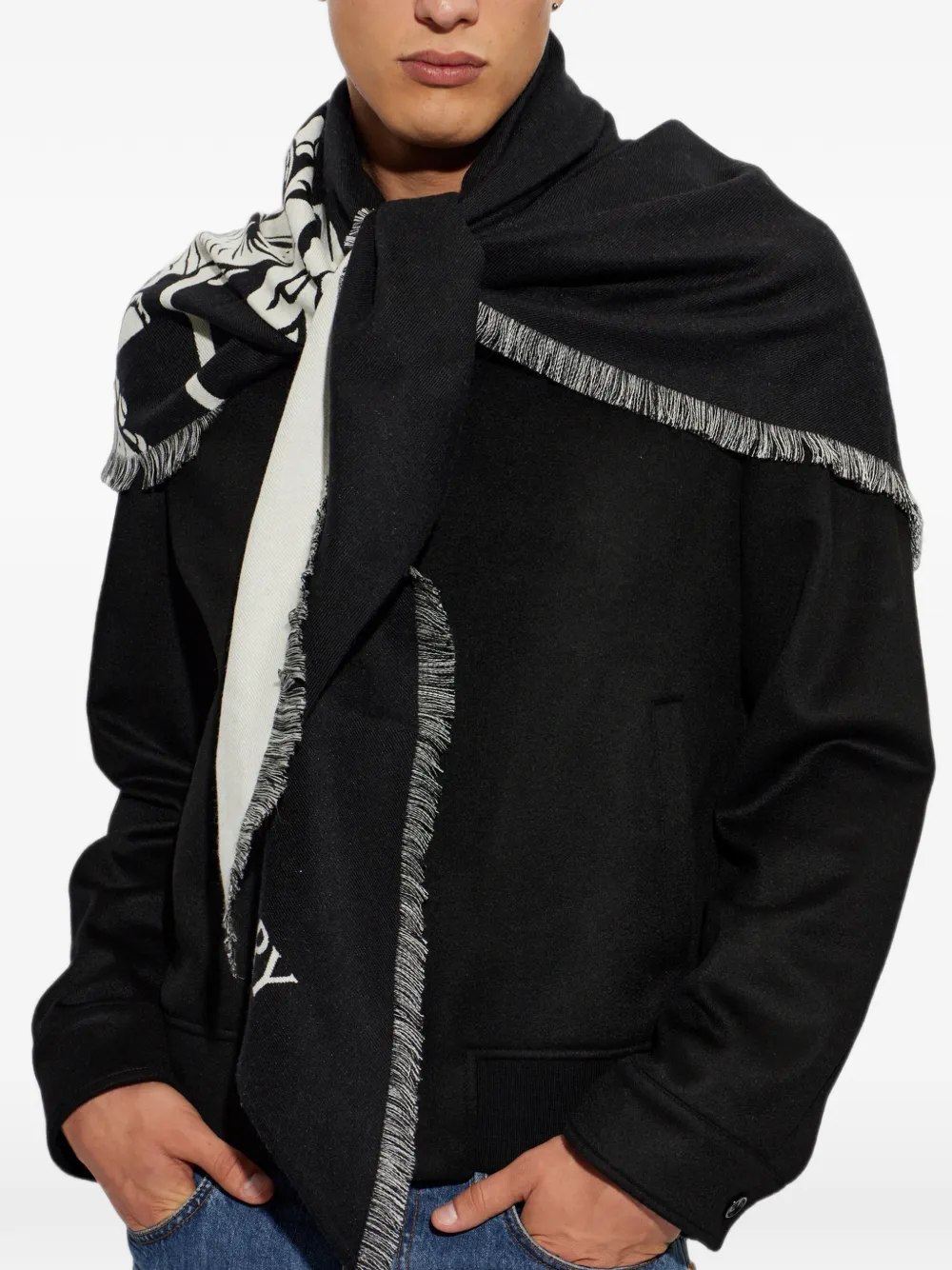 Burberry graphic-print fringed triangular scarf Zwart