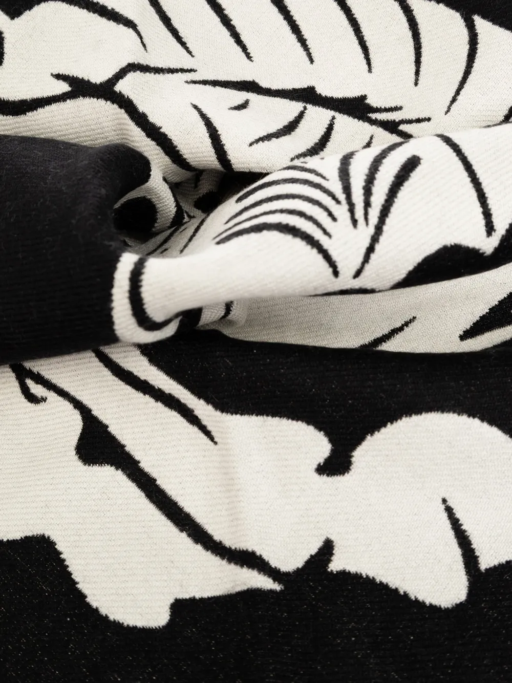 Burberry graphic-print fringed triangular scarf Zwart